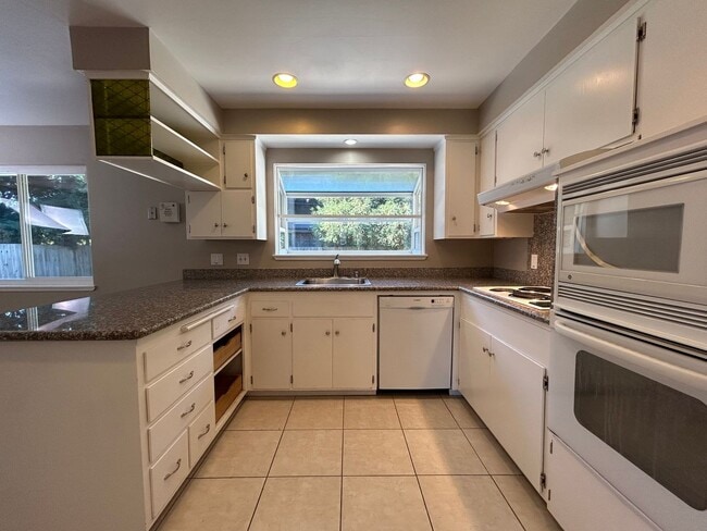 Building Photo - Spacious Single-Story 4BR Home with Bonus ...