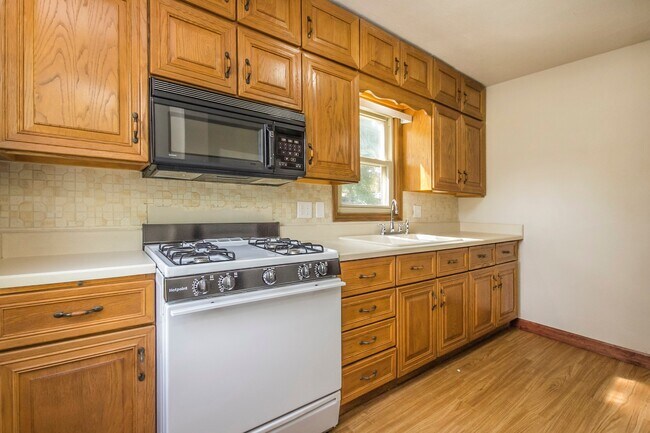 Building Photo - Cozy 2 Bedroom House