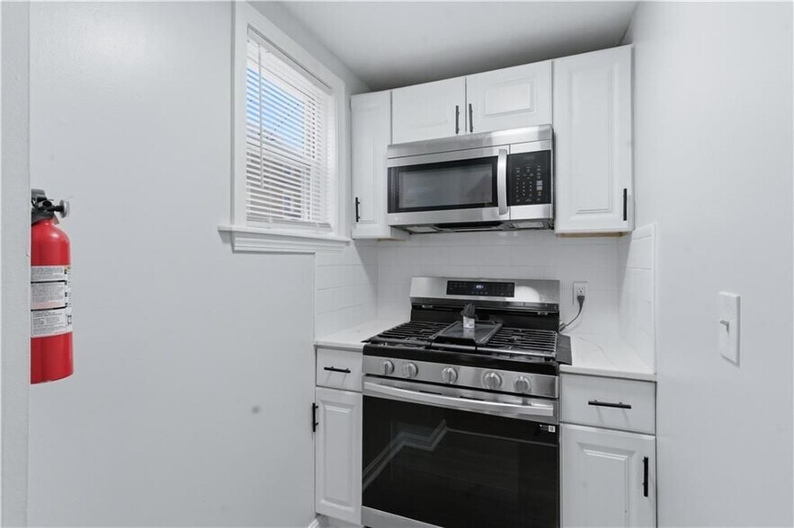 Building Photo - 92 Sylvian St