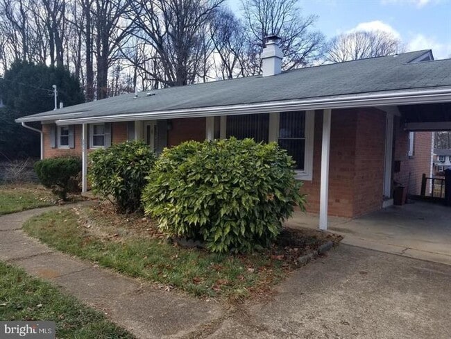 Building Photo - Bright Annandale Home with Screened Porch and Prime Access