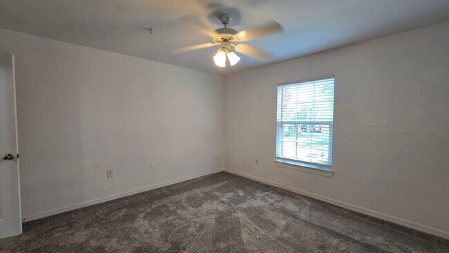 Building Photo - Spacious 2 Bed, 2 Bath Condo in Gated Comm...