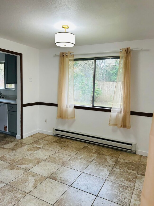 Building Photo - Education Hill Updated 3 Bedroom 1.75 Bath...