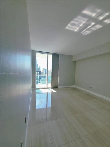 Building Photo - 950 Brickell Bay Dr