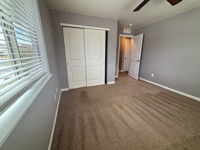 Building Photo - 4 Bedroom 3.5 Bath Townhome in Saddle Ridg...