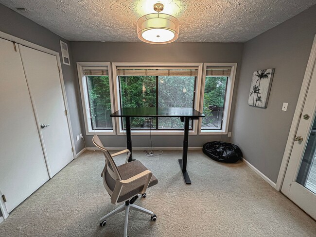 Building Photo - Fully Furnished And Stylish 1 Bedroom 1 Ba...