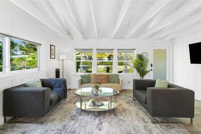 Building Photo - 1464 NE 24th St