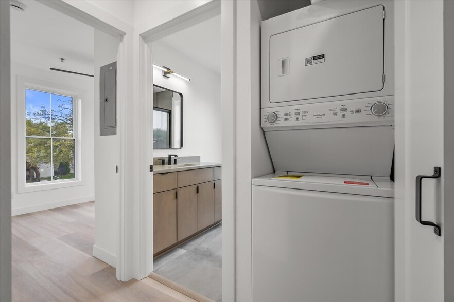 Building Photo - 308 Oak St