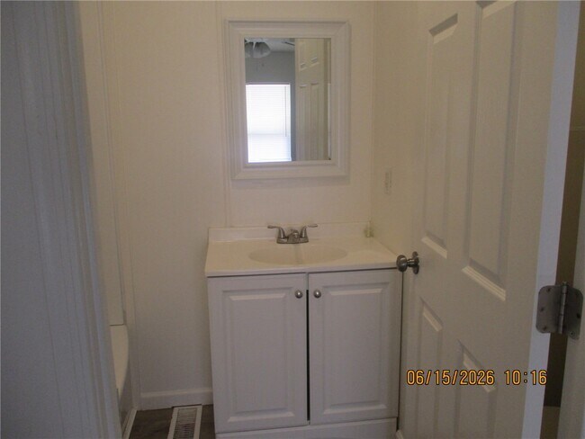 Building Photo - 569 Harbor Dr