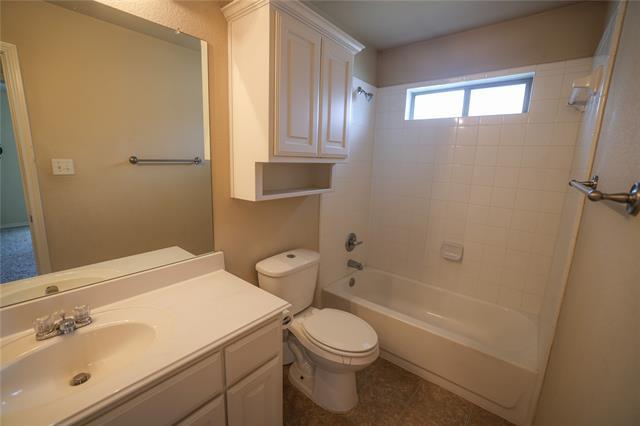 Building Photo - 2101 Oakridge Dr