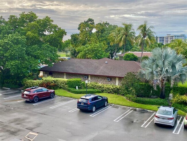 Building Photo - 3000 N Palm Aire Dr