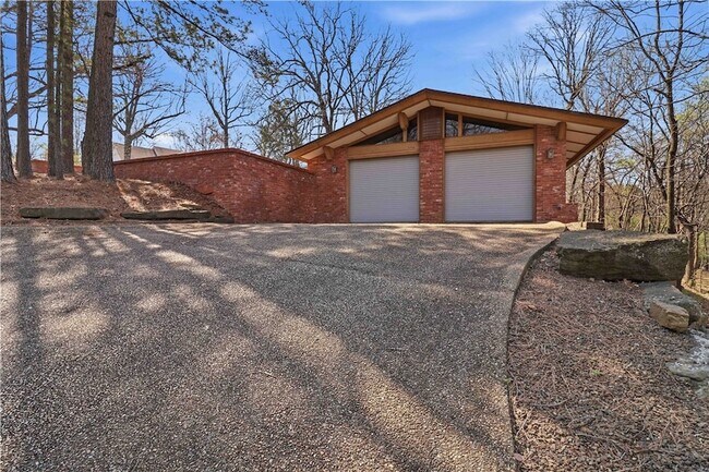 Building Photo - 951 Pembroke Rd