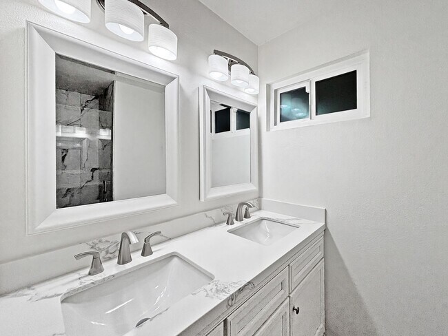 Building Photo - Upgraded 3BD/2BA House in University City ...
