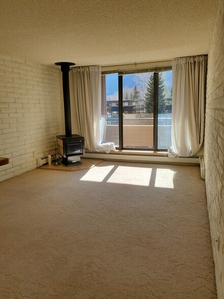 Living Room - 331 Vine St
