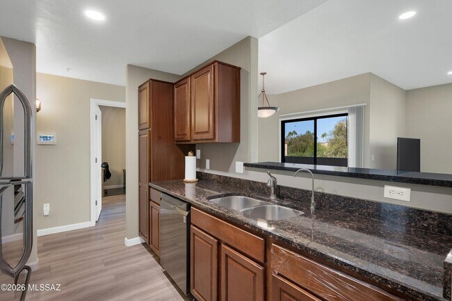 Building Photo - 2550 E River Rd