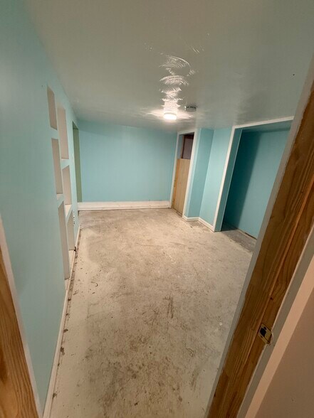 Building Photo - 6820 Rowe Dr