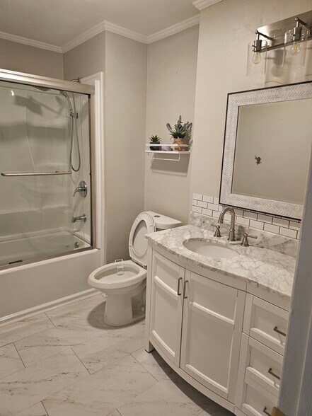 Building Photo - 975 Surry Ln