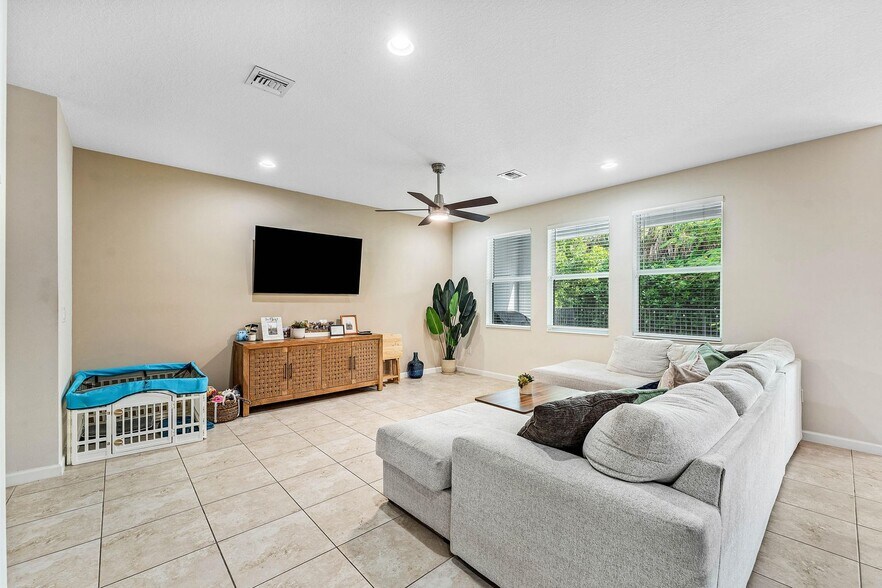 Building Photo - 16280 Oakview Dr