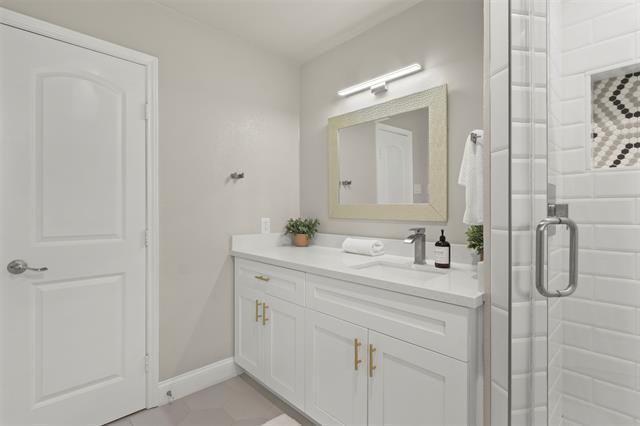 Building Photo - 6350 Glennox Ln