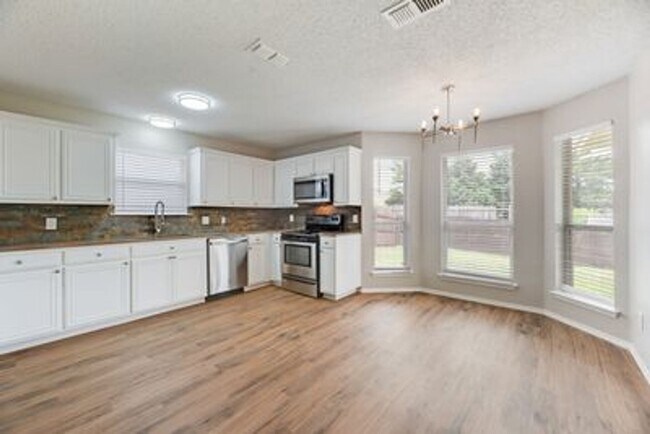 Building Photo - Beautiful newly redone single story home i...