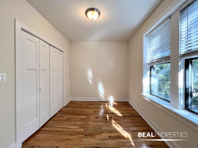 Building Photo - 2 bedroom in CHICAGO IL 60613
