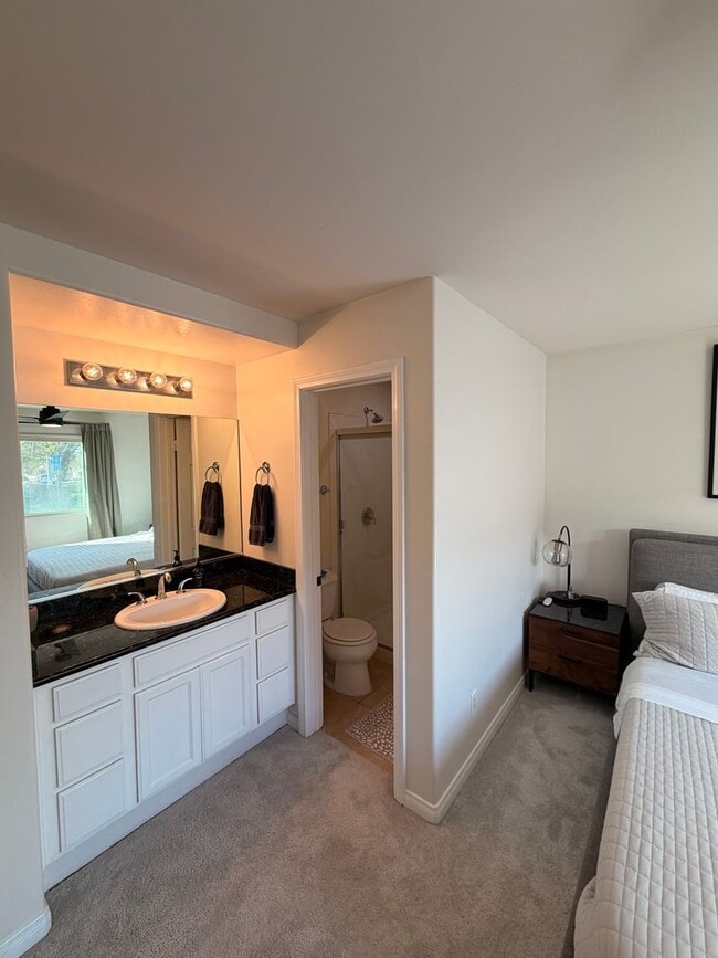 Building Photo - Beautifully Updated 2 bd 2 ba Crown Point Condo