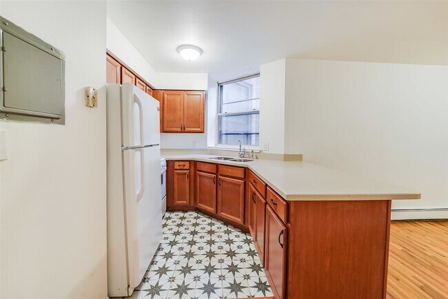 Building Photo - 624 Park Ave