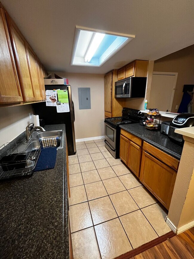 Building Photo - Large 3-bedroom 2 Bathroom in Robinwood!