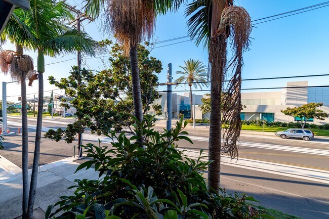 Building Photo - 1070 W Santa Ana Blvd