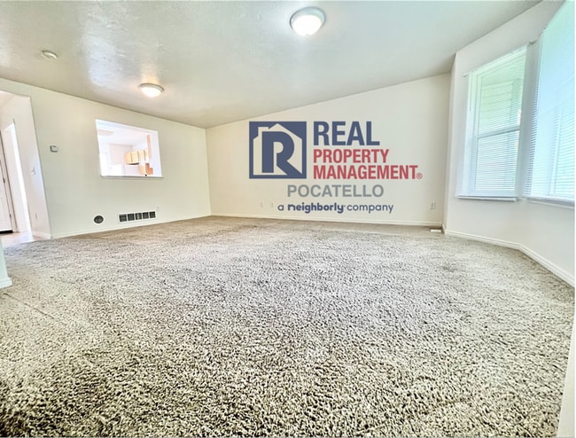 Building Photo - 4 Bedroom 1.5 Bath Townhome