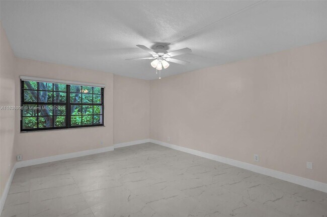 Building Photo - 250 E Royal Palm Rd