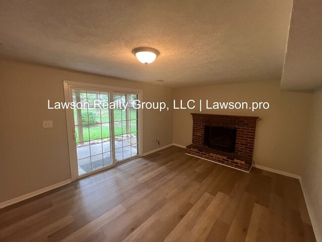 Building Photo - Beautiful Cave Spring Split Level with Bac...