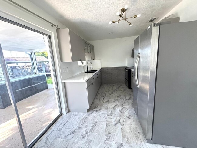 Building Photo - 4119 SW 49th St