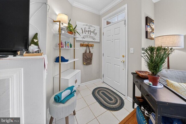 Building Photo - 725 Main St