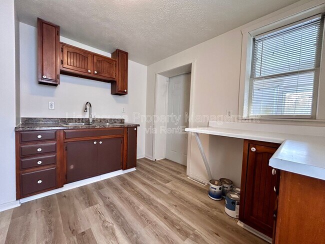 Building Photo - 514 E Center St