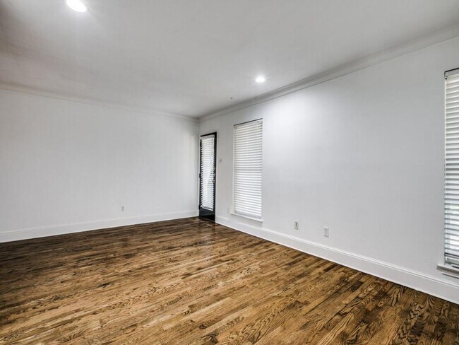 Building Photo - Remodeled Central Dallas Condo