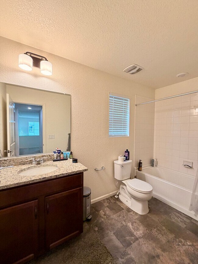 Building Photo - HUGE 3BR Home Built in 2020 with Office, Loft & Mountain Views