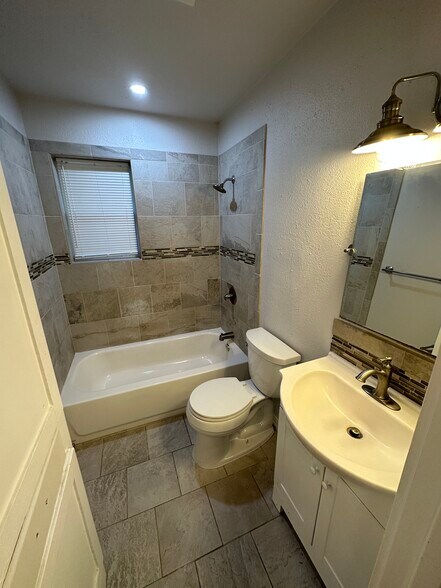 Building Photo - 2322 Meadow Ln