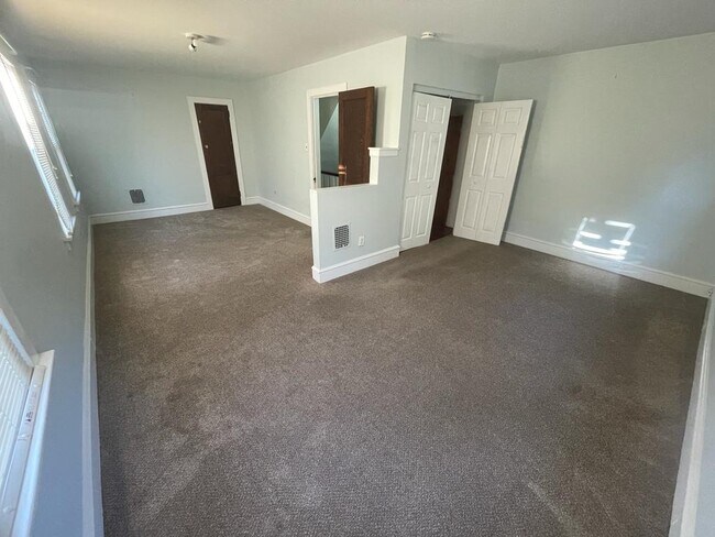 Building Photo - 339 Oak Rd