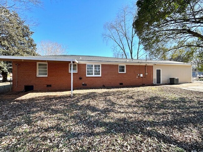 Building Photo - Coming Soon-2/5/26!- Charming 3- bedroom home with a move in special!