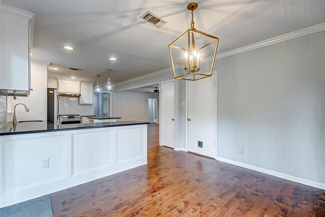 Building Photo - 515 Azaleadell Dr