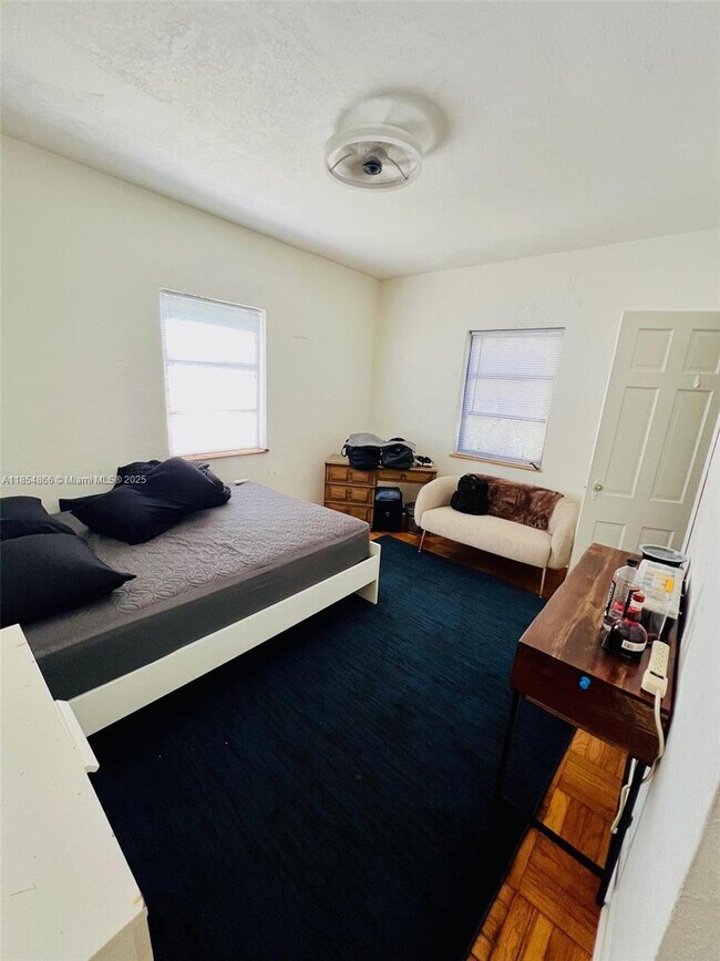 Building Photo - 2830 Pine Tree Dr