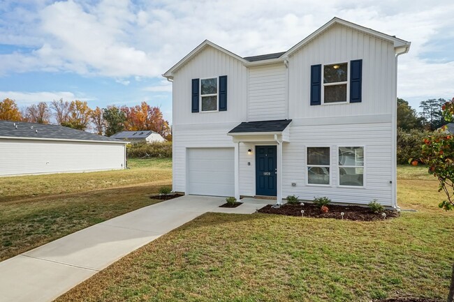 Building Photo - Beautiful Three Bedroom Home!