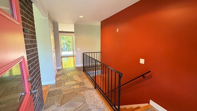 Building Photo - Spacious 4BR Bellevue Home with A/C, Office & Private Yard Near Microsoft