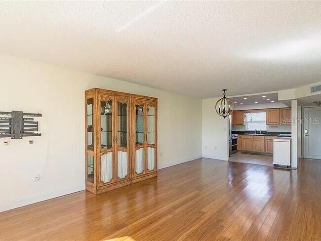 Building Photo - 4775 Cove Cir