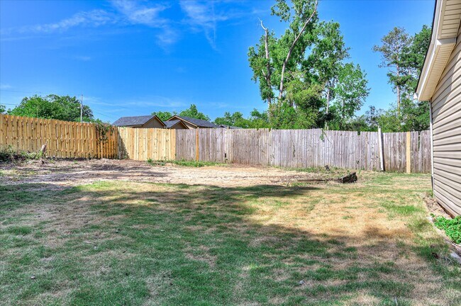 Building Photo - 3210 York Dr