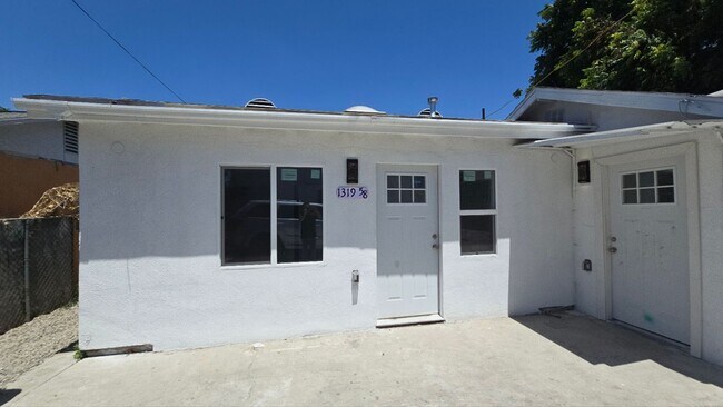 Building Photo - 1319 E 59th Pl