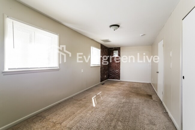 Building Photo - 4663 E Livingston Ave