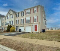 Building Photo - Great Views Overlooking the Golf Course - Large 3 Bedroom End unit TownHouse