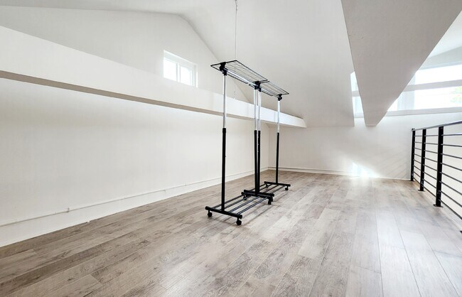 Loft - 2635 Dalemead St