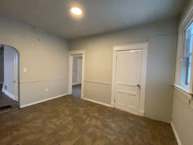 Building Photo - CENTRALLY LOCATED 6 BEDROOM 2 BATH OVER 2200 SQ FT!